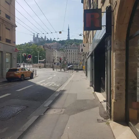 Bnbgônes - Le Saint Vincent- Hypercentre Wifi Netflix Appartement *